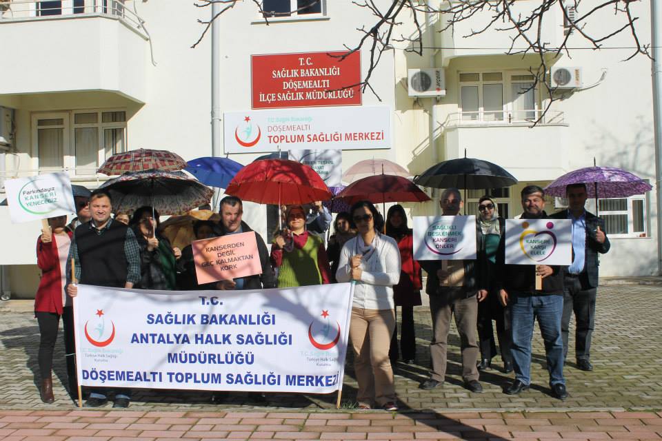 saglikbakanligi's tweet photo. "Bir Tebessümle Kansere Güle Güle" Etkinliğimize İller de "Birlikte Kanserden Daha Güçlüyüz" dedi. http://t.co/5VeAyN9gan