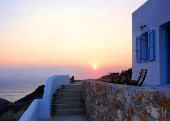 lovethalassa's tweet photo. Can you imagine a better view from your balcony in Anafi? Book in Villa Kalamiotissa NOW at http://t.co/bwuUedQyqP http://t.co/UBvCQoHsqP