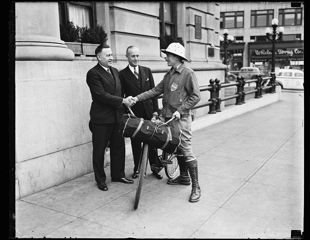 20002ist's tweet photo. 1935: Henry Slaughter departs DC on a bike trip to Argentina. (14th/Pa NW, front of @willardhotel) #tbt #bikdc http://t.co/lKN8C8l5cI