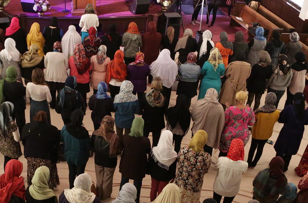 Можно ли девушкам в мечеть. Мусульмане в мечети женщины. Ходить в мечеть. Женщины в мечети. Женская половина мечети.