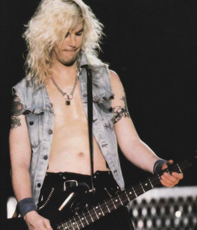 Happy birthday to the incredible bassist Duff McKagan  