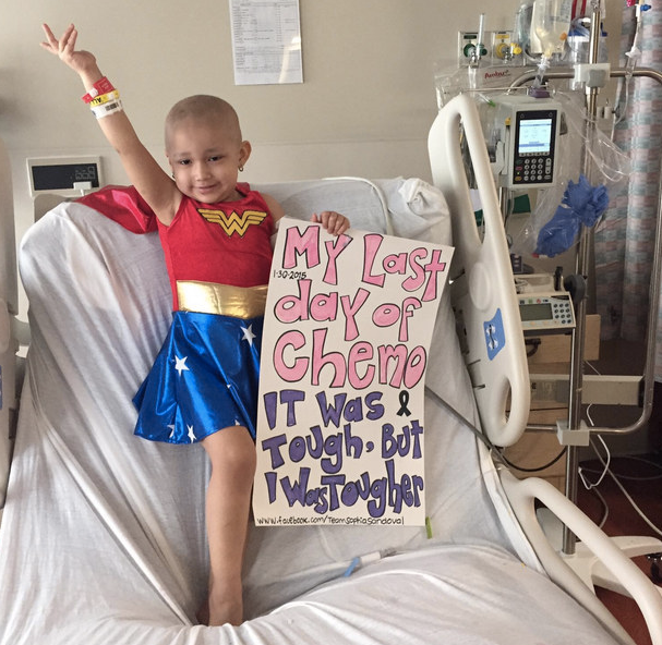 This badass girl dressed as Wonder Woman on her last day of chemo bzfd.it/16uNCiP
