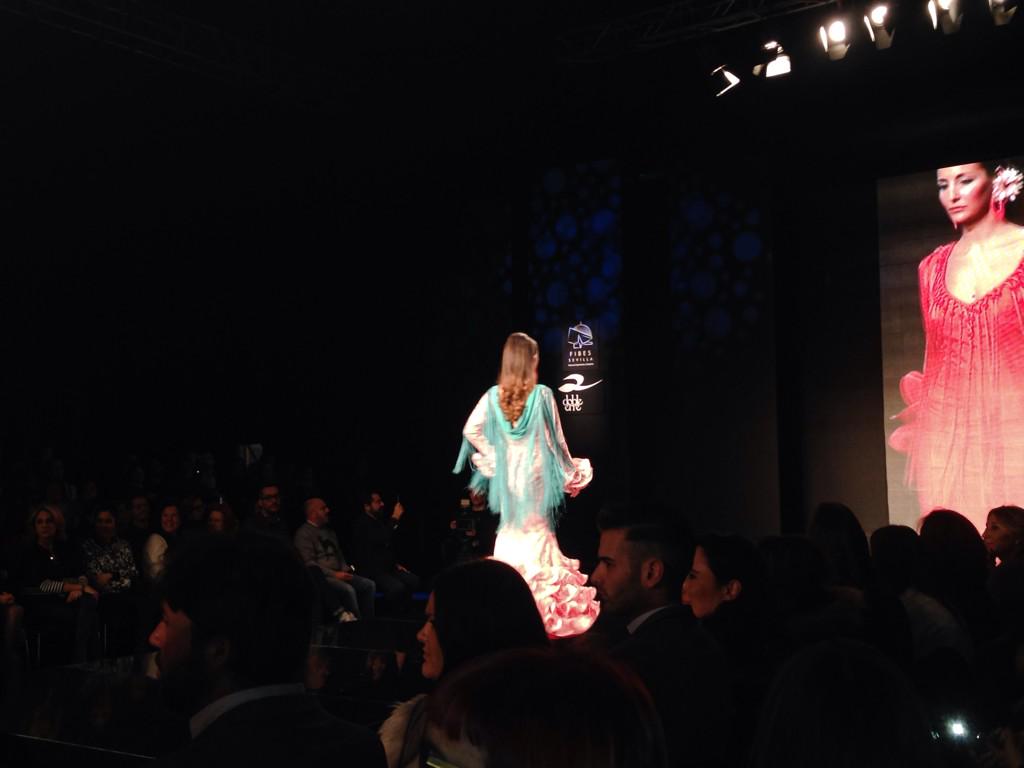Altacazuela's tweet photo. Disfrutando con el desfile @LinaSevilla1960. Elegancia 100% #Lina7 #Simof15 http://t.co/vg6NNdLtt6