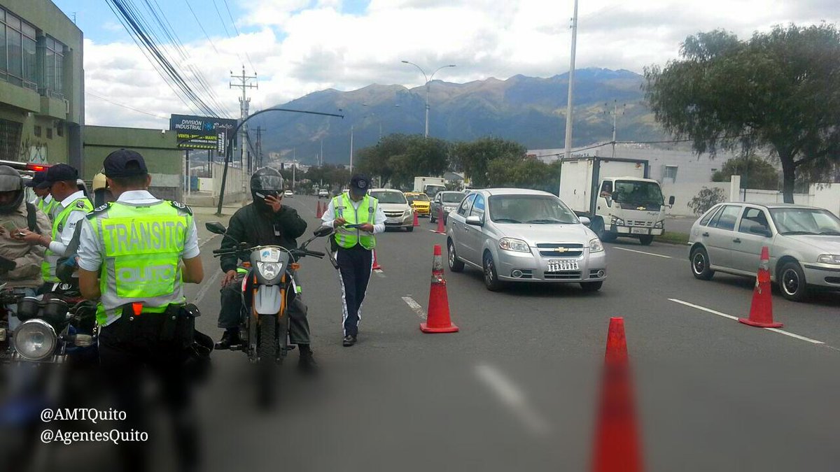 EcuNix's tweet photo. Operativo #ControlDePlacas en sitios estratégicos #AgentesQuito comprometidos por una movilidad más eficiente. http://t.co/EAl6T9gsUC
