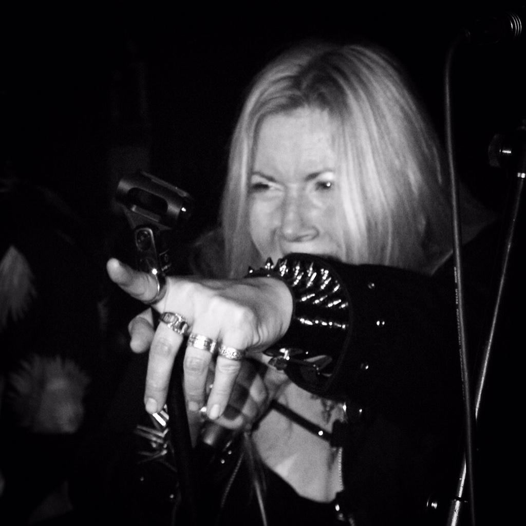 wastelandrocks's tweet image. #HeavyMetal #HornsUp #MetalMusic #FemaleFrontedMetal #WomenInMetal #Ålesund #Teaterfabrikken