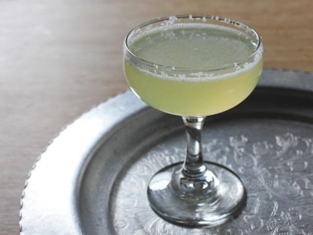 CuddleTea's tweet image. 4 camomile teabags + 1 oz Tequila + 1 lime wedge = a beautiful mess! Has anyone tried this genius mix?