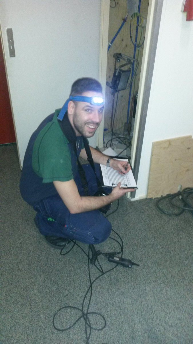 <a href="/Kropman_Assen/">KropmanAssen</a> Sander Klopstra aan het werk met een NEN3140 inspectie en zelf voorzienend met werkplekverlichting.