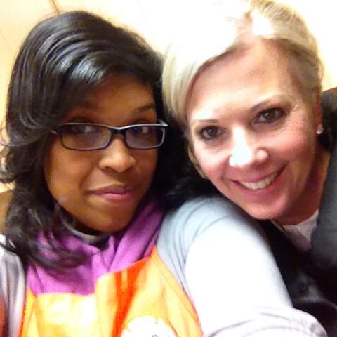 FandDDelana's tweet photo. #selfietime with @kellylynnlee #luvmyjob http://t.co/3OTk2CSOXu