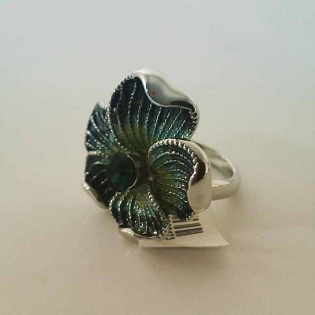 Our people on Facebook loved this one. We call it Acid Flower

Do you like it?

#ring #jew… ift.tt/1DiD5nT