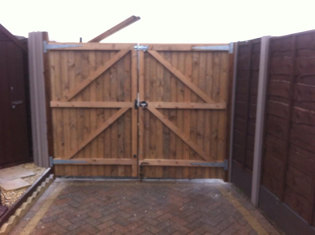 allroundfencing's tweet photo. New double gates Middleton, Manchester. http://t.co/wa8LGPbR7k