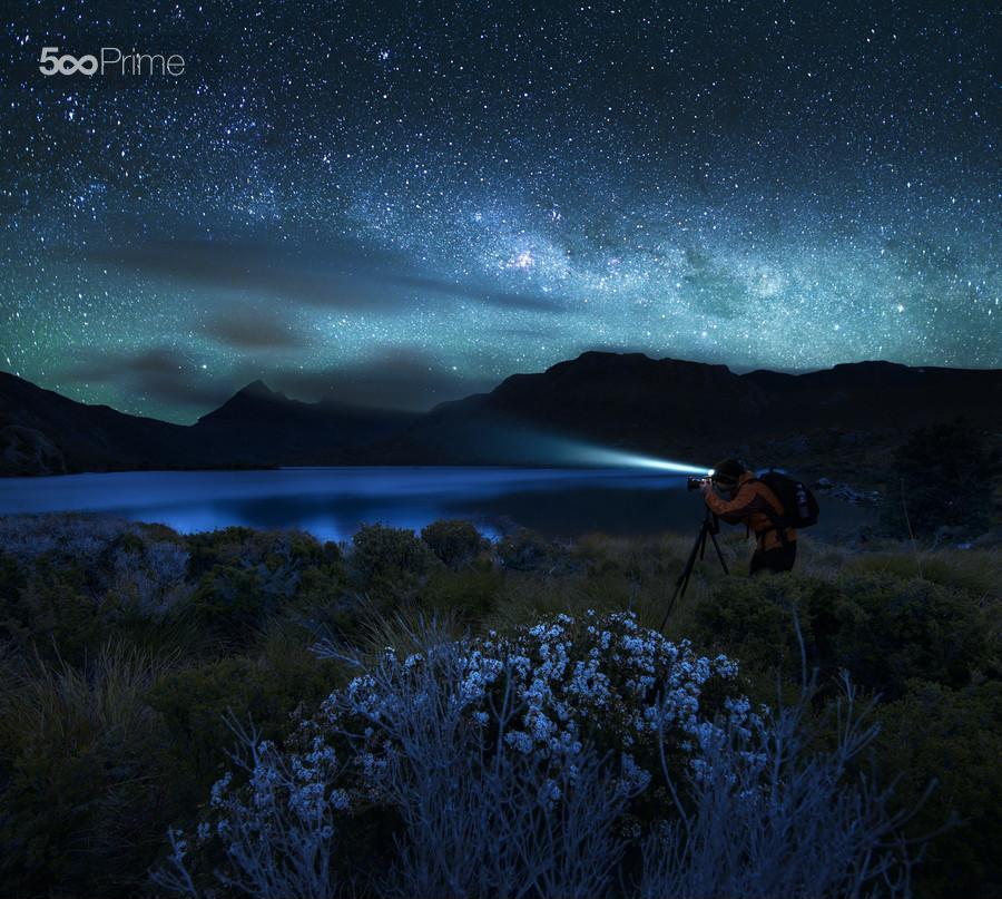 звездное небо млечный путь галактика. млечный путь аарон гроэн aaron groen. природа ночью. потрясающие звезды. звезды над морем.