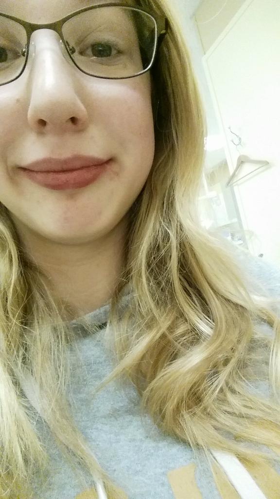 SydRPearson's tweet image. This is me attempting to smile without wisdom teeth. No shame #PrettyProblems #wisdomteethselfie