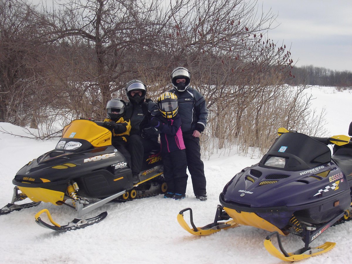 DUContario's tweet photo. A great #WinterWakeUp for the Barbazza family is...hitting the OFSC trails! #SledSmart @GoSnowmobiling @ducanada http://t.co/68i3ogxrZy