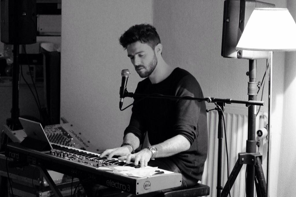 De eerste SCEPPT 'match'!:) Sil speelt de hele avond op een verjaardagsPARTY! Verzoekjes zijn welkom! #GENIETen #blij