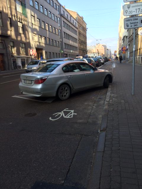 aijaabens's tweet photo. Tā iet riteņbraucējiem Lāčplēša ielā. http://t.co/hoeGyT1iPu