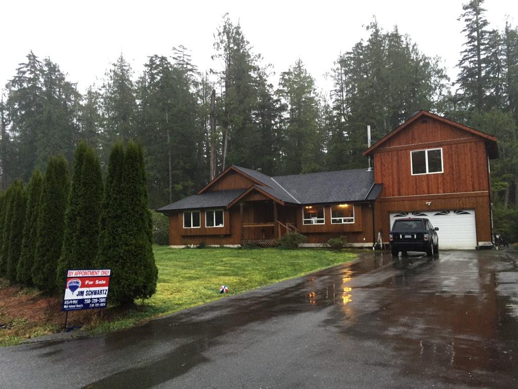PerrySchmunk's tweet image. Your #Tofino Vacation home awaits - contact Jim Schwartz to view 12507253419 4 bdrms/3bth/hot tub, walk to beach!