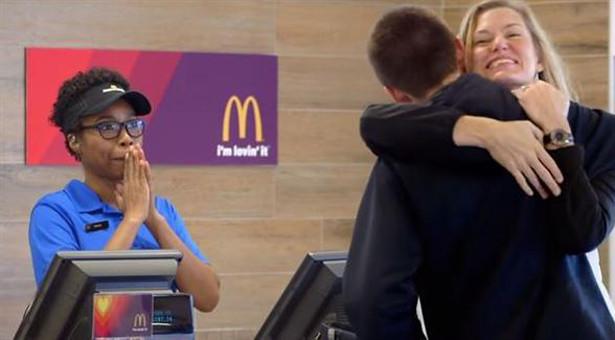 DiarioContraste's tweet photo. #Mcdonald's aceptará #Gestos #De #Amor y #Selfies como #Forma #De #Pago  ... http://t.co/lhbJQJvzZT #Aceptara http://t.co/NiGnPZ0SR4