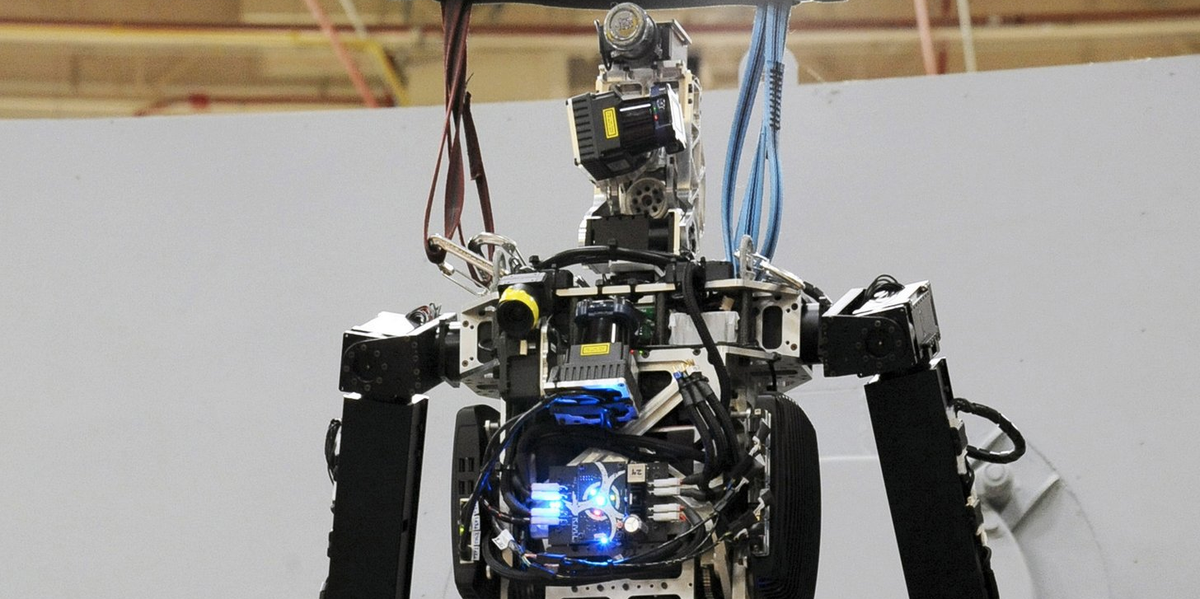 BusinessInsider's tweet image. The US Navy just unveiled a robot that can walk through fire @BI_Video read.bi/1zS9qRi