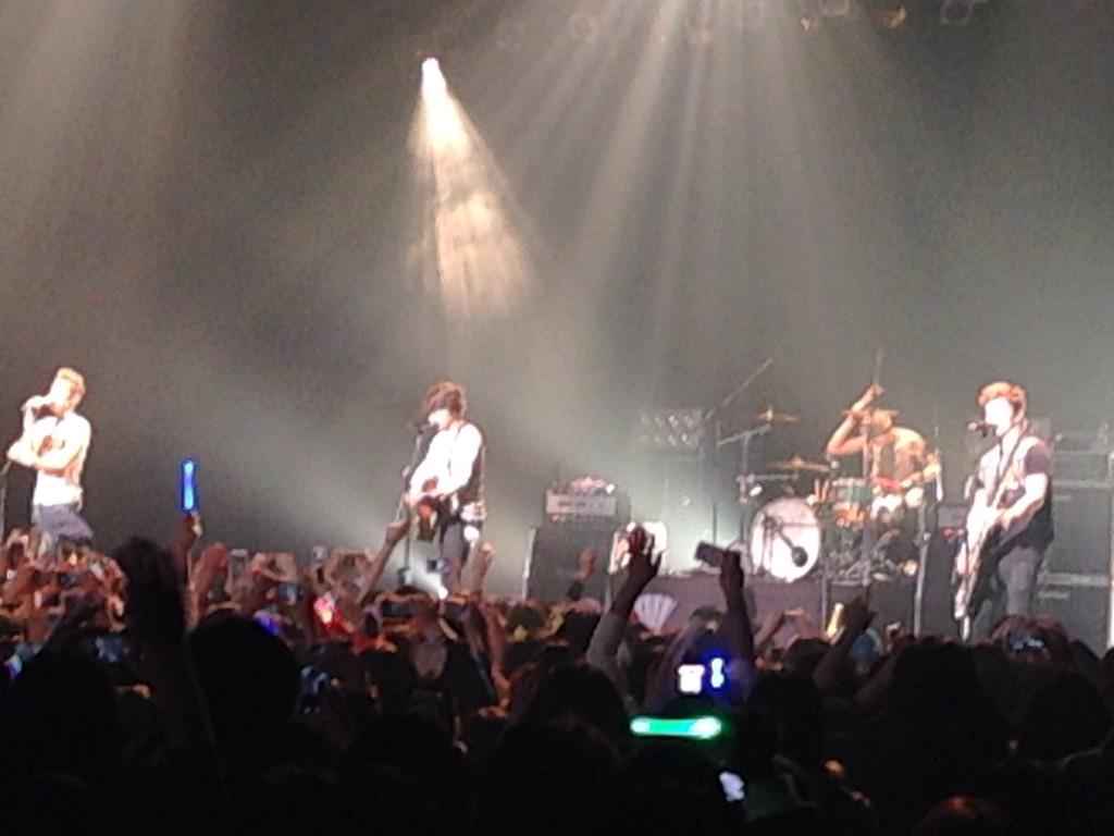 love_usa111uk's tweet photo. 昨日TheVamps行って来ました❤️
もううううう本当にかっこよすぎるよ😭✨
曲の後会場が静まった時にでっっっっかい声で「大好き！！！」って叫んだら、Bradが「ダイスキ〜！」って返してくれたの😭❤️
本当にかっこよかった💕💓💕💓💕 http://t.co/6WAt8v5XuC
