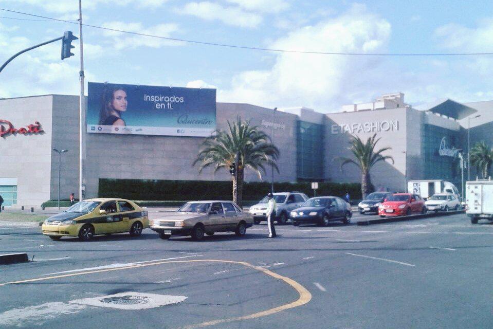 EcuNix's tweet photo. Al momento se informa tráfico lento en Av. 6 de Diciembre y NNUU #AgentesQuito gestionan en el tránsito en el sector http://t.co/Ov0jOch1Or