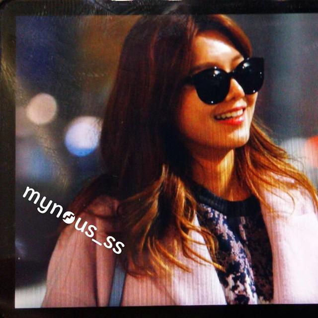 [PIC][06-02-2015]Tiffany và SooYoung trở về Hàn Quốc vào sáng sớm nay B9HDNIYIUAEfh_2