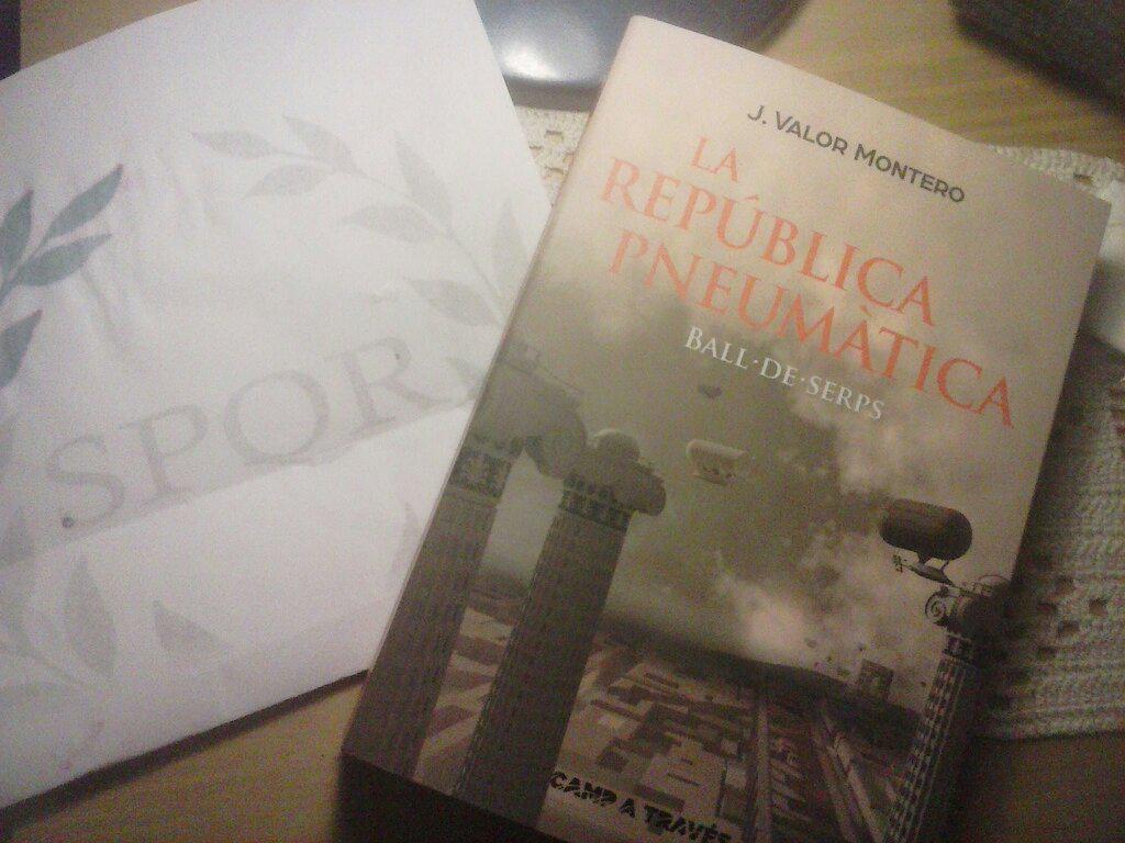 Cris_Serendipia's tweet photo. Qué mejor manera que darle la bienvenida a "La República pneumàtica" que con el lema SPQR? #CampATraves #Cruilla http://t.co/TdLrKyoe65