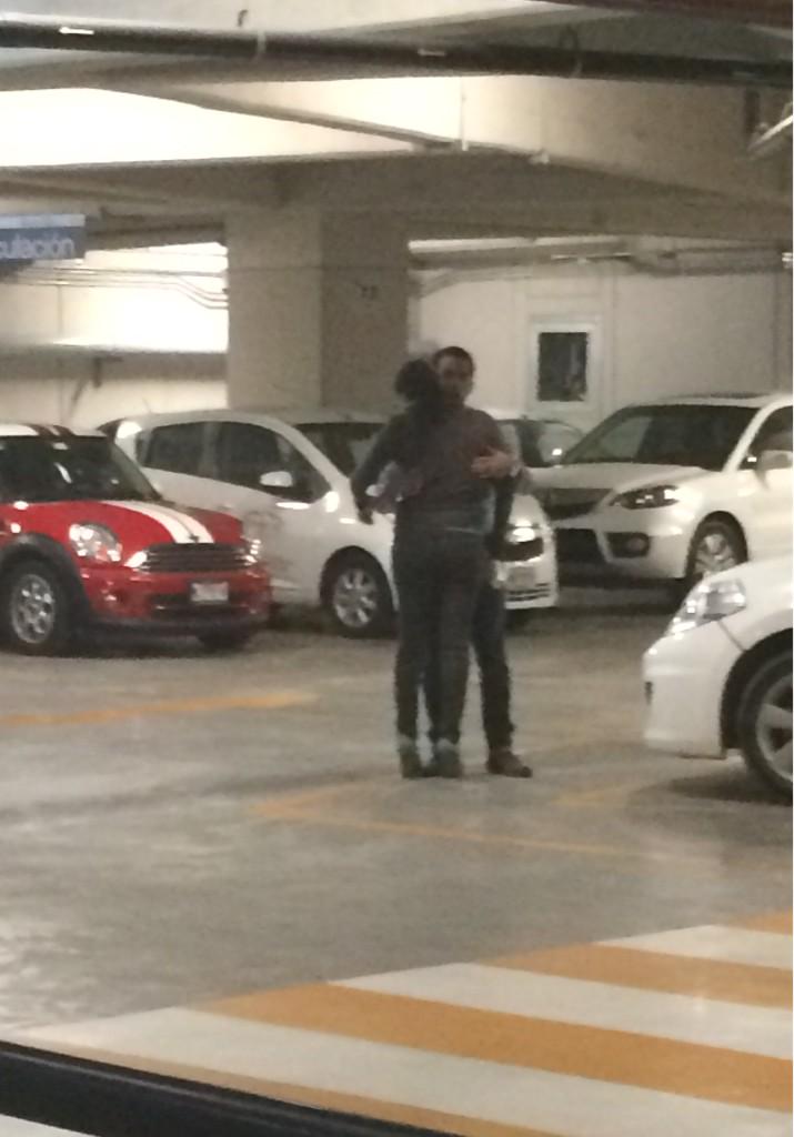 UnBuenGodin's tweet photo. #UnBuenGodin se esconde en el estacionamiento para romancear!!! http://t.co/NxoDgEMeCL