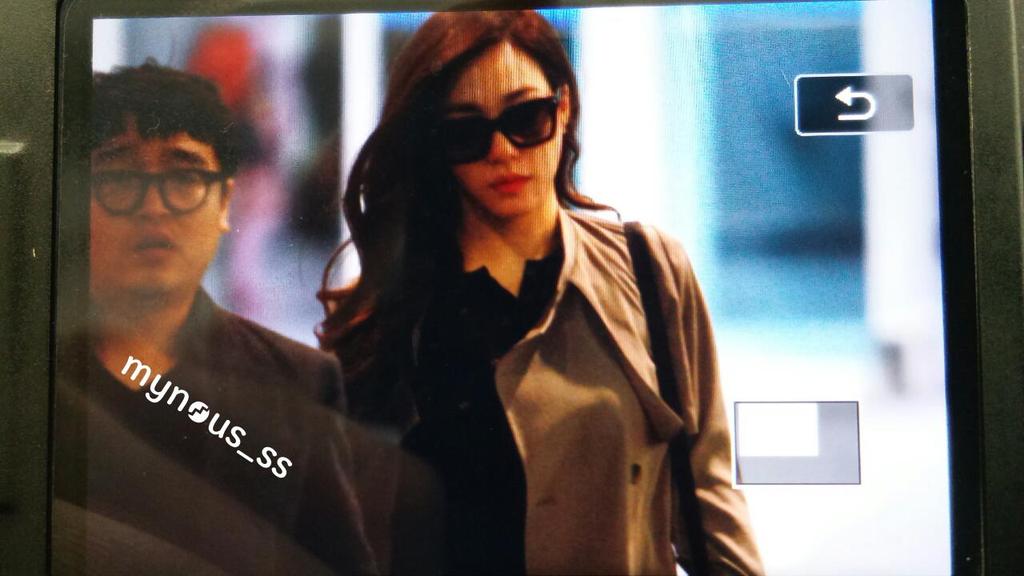[PIC][06-02-2015]Tiffany và SooYoung trở về Hàn Quốc vào sáng sớm nay B9HGzfDCIAEXswd