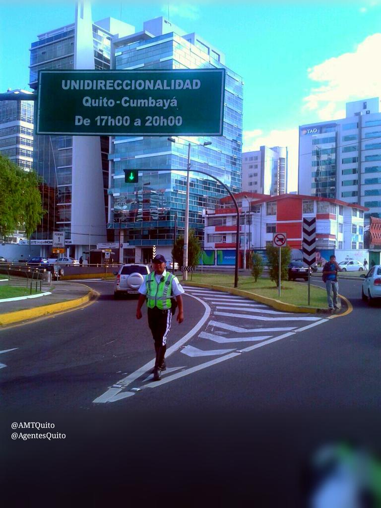 EcuNix's tweet photo. Totalmente fluida Plaza Argentina #AgentesQuito comprometidos por una movilidad más eficiente en toda la ciudad. http://t.co/TvDemzmApg