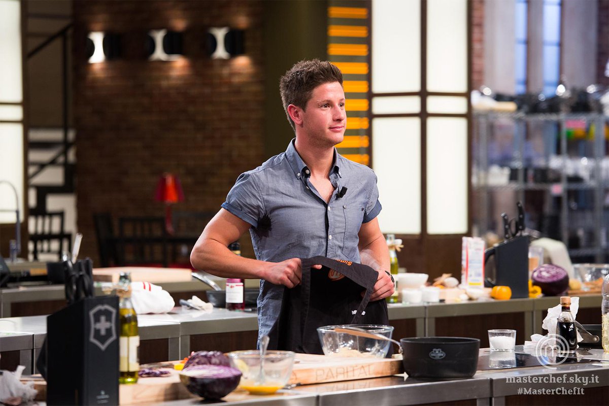 #Simone è fuori dalla cucina di #MasterChefIt… Ma sappiamo che il suo posto è tra fornelli e coltelli! :’)