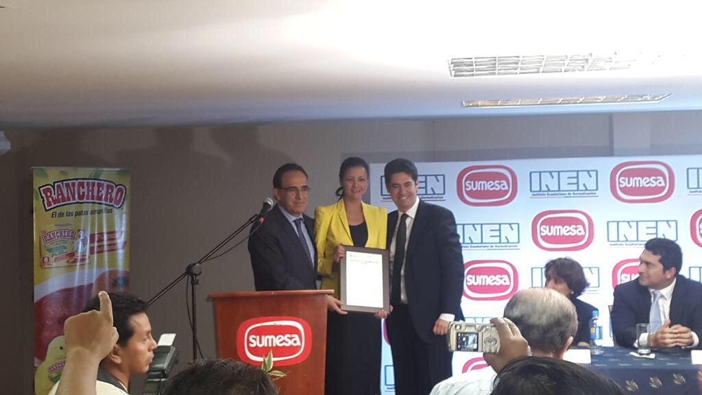 Ministro <a href="/RamiroGonzalezJ/">RamiroGonzalezJaramillo</a> entrega sellos de calidad <a href="/INEN_EC/">NormalizaciónEcuador</a> a <a href="/SumesaEc/">Sumesa</a>