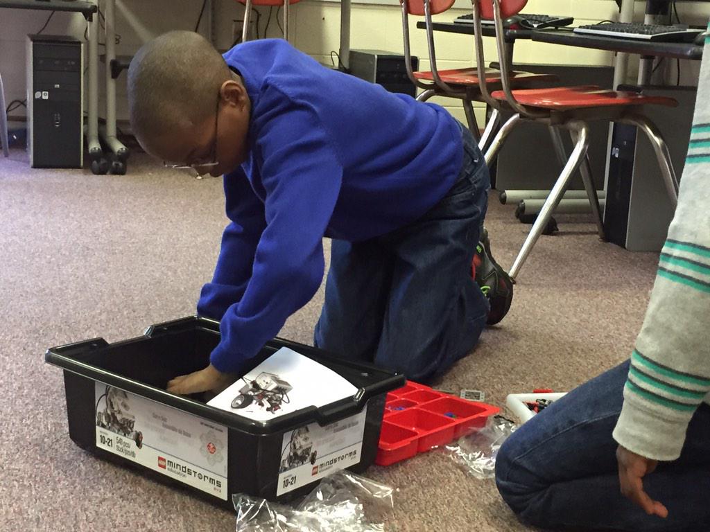 STEMSusanC's tweet image. @Hubbard_Elem @firstlegoleague #tobotics organizing our boxes!
