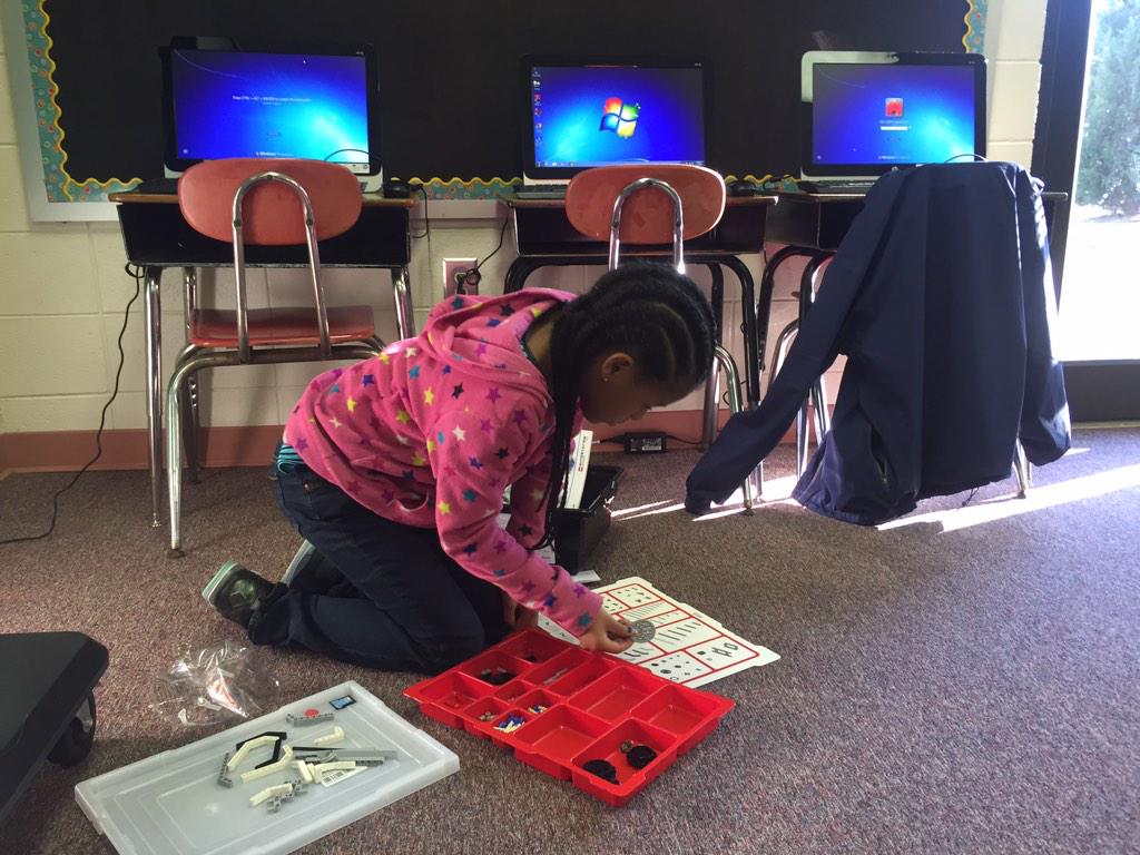 STEMSusanC's tweet image. @Hubbard_Elem @firstlegoleague #tobotics organizing our boxes!