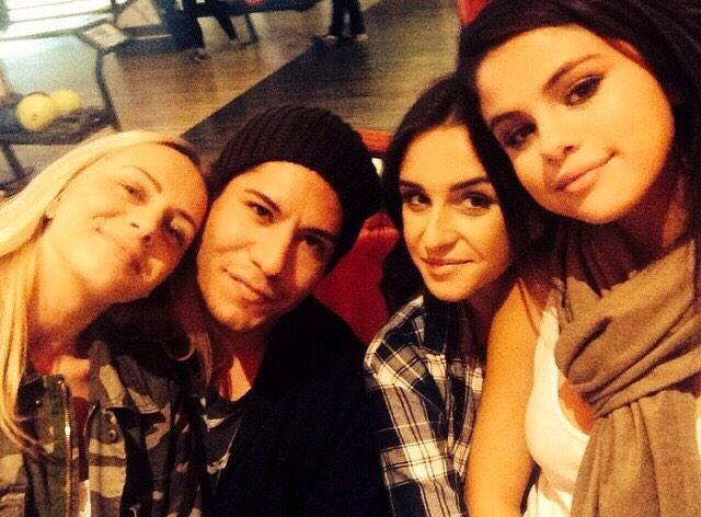 teenhollywoodUs's tweet photo. "@gwenysloco : I got a #tbt for ya @courtneyjbarry 😘 #skandy" #SelenaGomez http://t.co/BW3KKkHXel