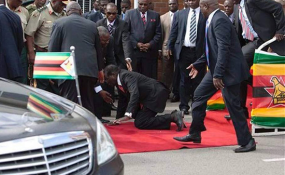KenRoth's tweet photo. Zimbabwe ordered journalists to delete this photo of Mugabe falling. Just a kid's "bounce." http://t.co/d0X3ZFtrKR http://t.co/G93maV4hYp