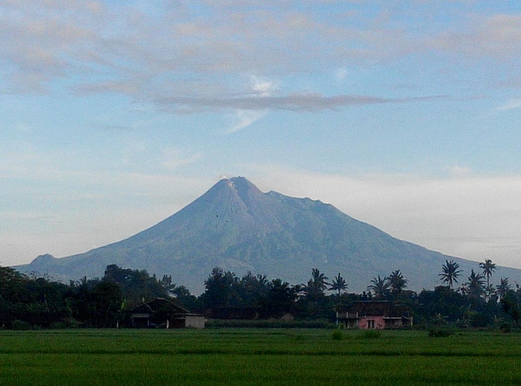 Pagi jogja "<a href="/Jogja24Jam/">Jogja24Jam</a>: Jogja Istimewa! Merapi di suatu pagi dari berbah samping candi abang. By <a href="/ryan_hendryan/">ryan</a> "