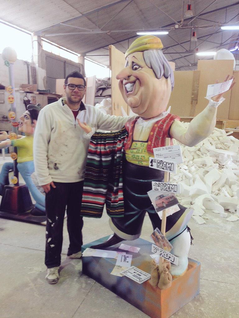 FallesLisarde's tweet photo. Ninot falls Dr. Fomez-reanudad #ExpoNinot2015 #Expo2015 #ExpoNinot15 http://t.co/FH0pqCewhr