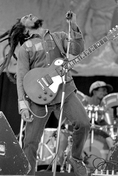 Happy birthday Bob Marley!
\"Mi música lucha contra el sistema que enseña a vivir y morir\" . 