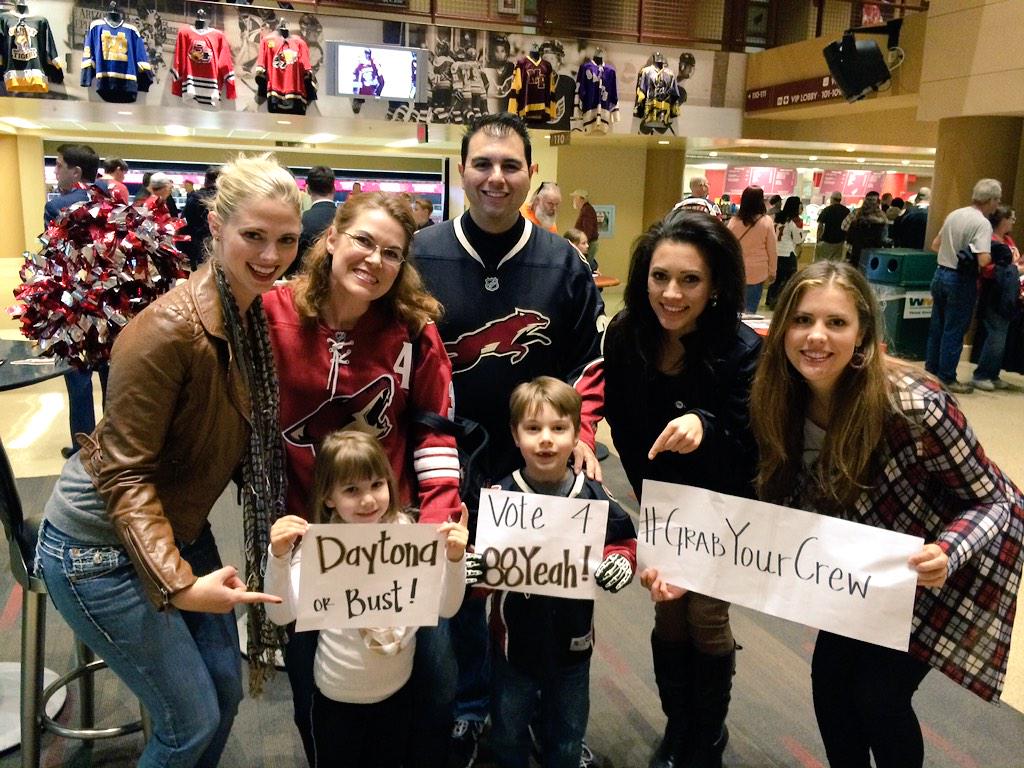 JDelPrincipe's tweet photo. Spending the evening with the @ArizonaCoyotes & the @FSArizonaGirls #88yeah! #GrabYourCrew http://t.co/YrZNiWtaQ0 http://t.co/NTCPgVGZwB