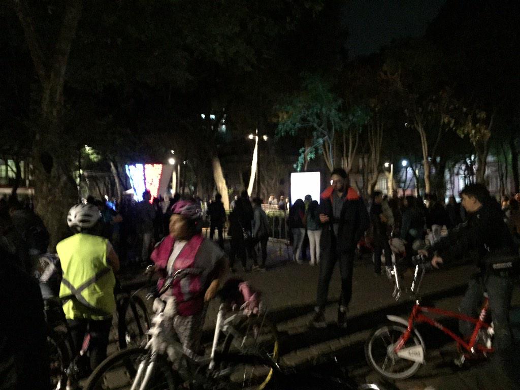 VAWmexico's tweet photo. Estamos en #plazaríodejaneiro #Marentus #YoEnVAWMX todos en bici. #VAWmx http://t.co/rfedc5CnRt