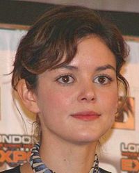 A happy dapper 34th birthday to Nora Zehetner! 
