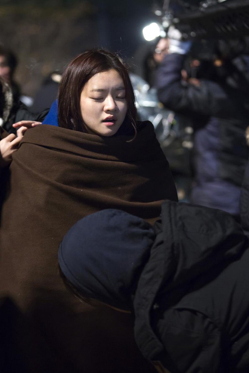 sbspoongmoon's tweet photo. 아아- 이곳은 한강. 서봄(#고아성)이 물속으로 거침없이 들어가자 한인상(#이준)이 급히 말렸다는 소식입니다. #풍문으로들었소 #풍문뉴스 http://t.co/0sUOzKx7At
