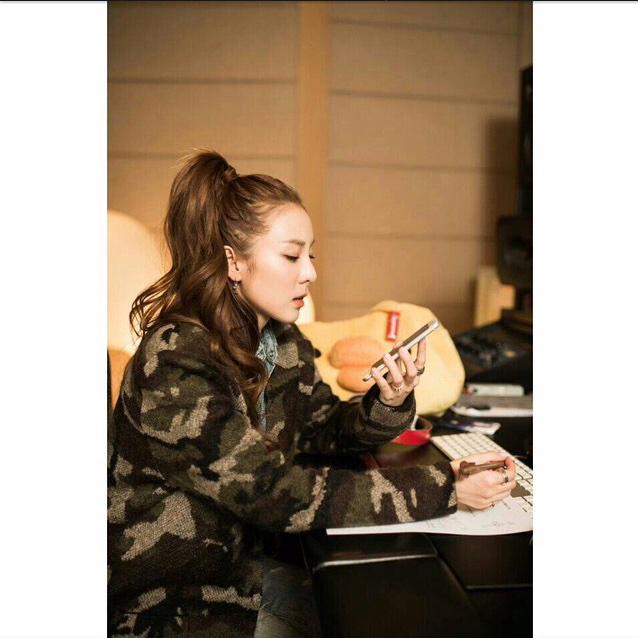 2NE1SG's tweet photo. [IG] “@krungy21: 오늘 오후 6시에 비트 라디오 산다라박 채널이 오픈된대요!!! ^.^ 이번 주제가 울 블랙잭들과 관련된것이다보니 내가 직접 선곡한 곡들… http://t.co/yLHbyc0oOV” http://t.co/50z7xzQHH3