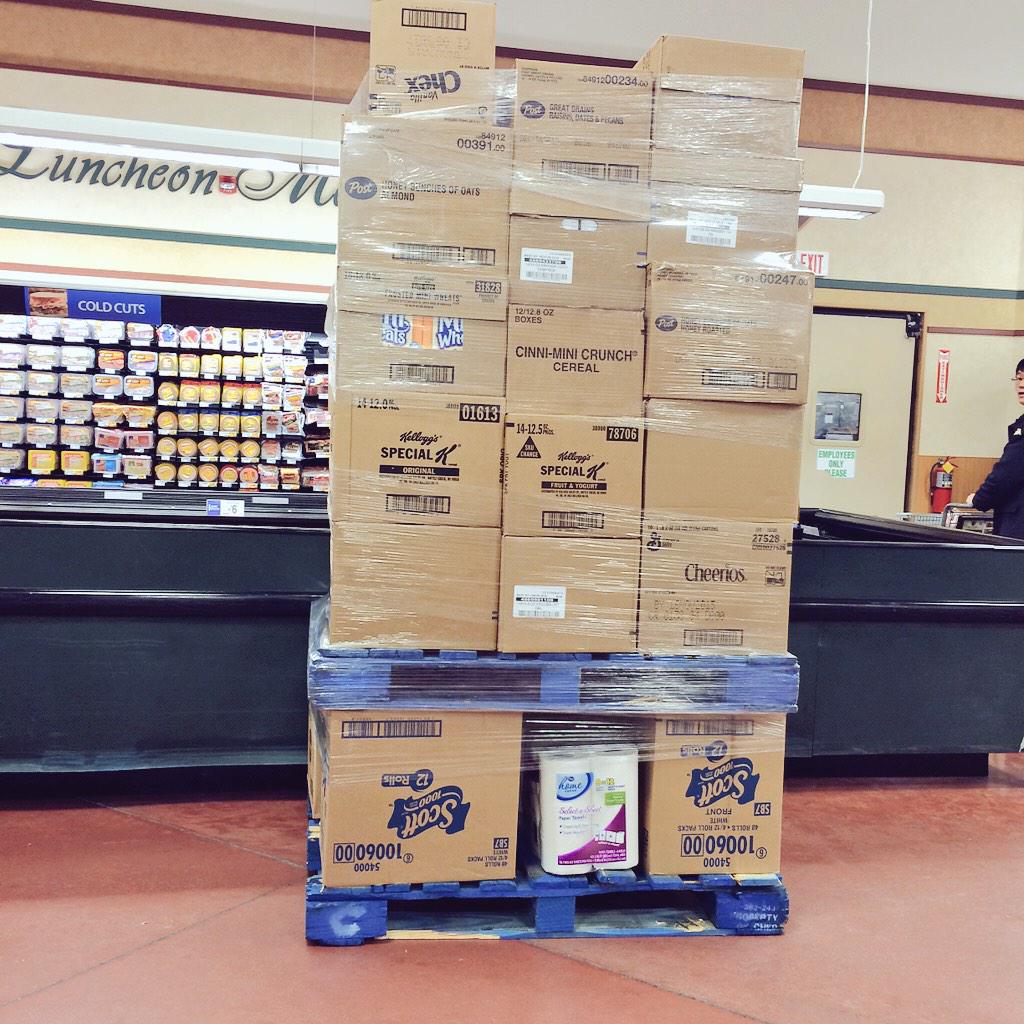 mss3675's tweet photo. I wonder who's idea this was? #palletsmovetheworld @VTPackaging http://t.co/aMpWobiHzT