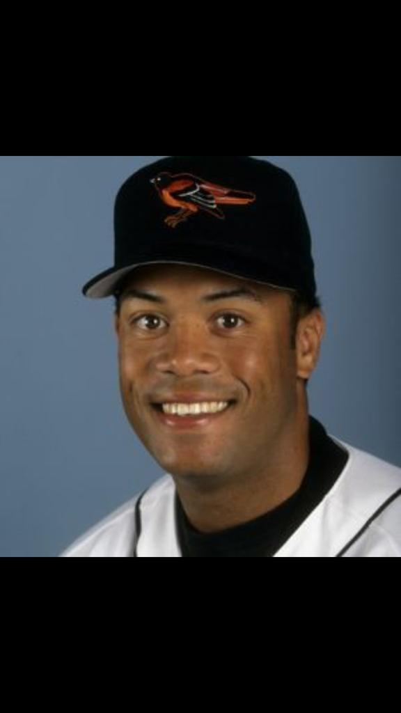 Happy birthday HOL Roberto Alomar!! 