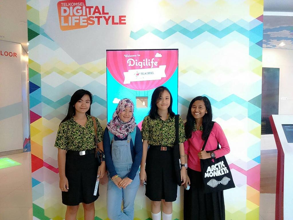 BeFunNColorful's tweet photo. @anurulhsn @aprilsyahfitri @ajengpurwaning6 SMK SMIP YPPT Bandung #DigiPhoto #DagoDigilife http://t.co/vYtqaVT30s