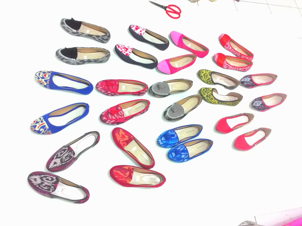 Kak, aku mau endorse sepatu2 ini  ke kakak dong, kak .. gmna cara nya yah?