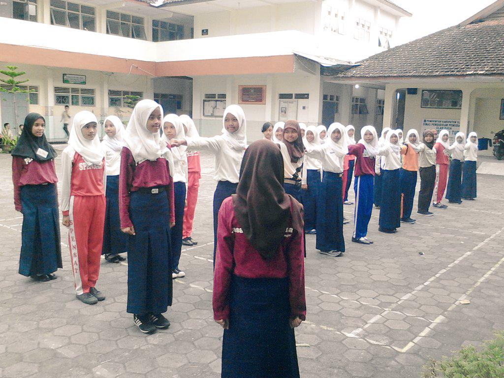 rakathoanASLI's tweet photo. Untuk putri kudu ekstra large di @LBBteladan . Byk saingan #inipletongw #PRAYATA57  #SMPN1Turi http://t.co/ic1f3uRiup