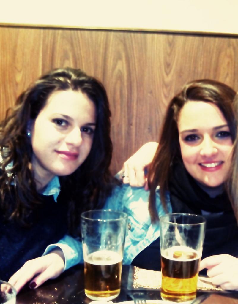 JuliaSanchezRub's tweet photo. Jueves perfectos ,en la mejor compañía ;) http://t.co/e5JFNA5QkL