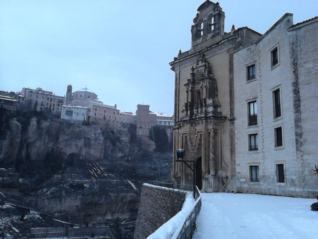 paradores's tweet photo. "@RubnAndrs: Pues si, según el refrán, será un excelente año. Manto blanco en el @paradores de #Cuenca http://t.co/QhLPTtQA5b"